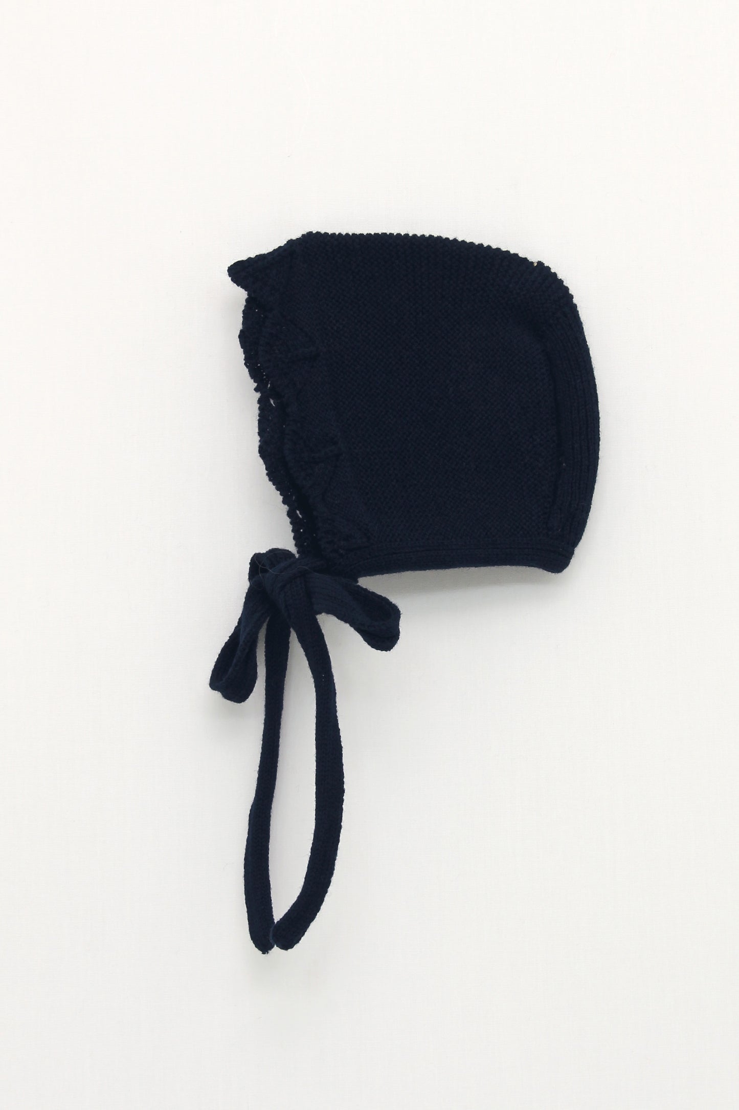 Knitted hood with wave