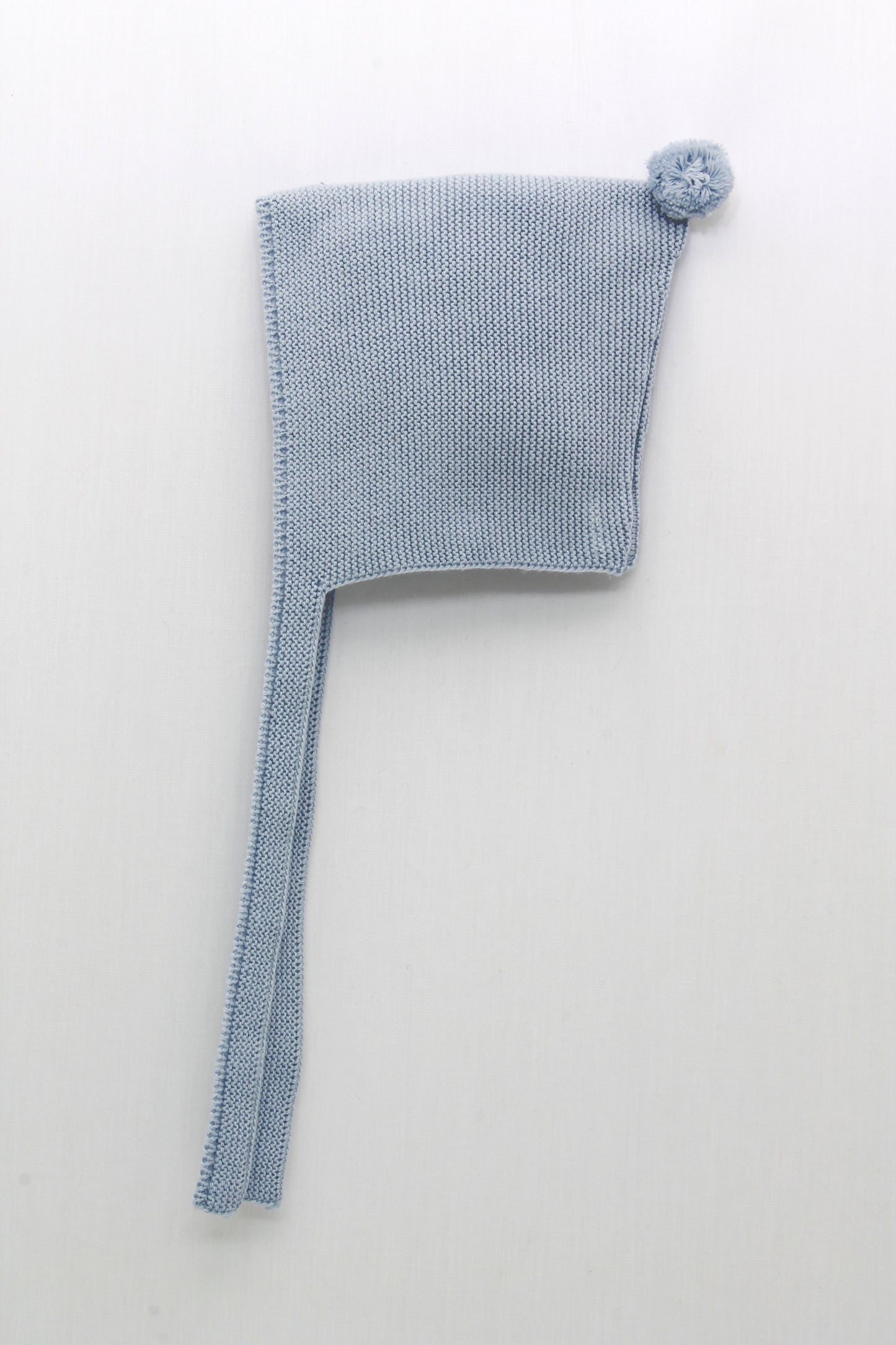 Bonnet with pompom