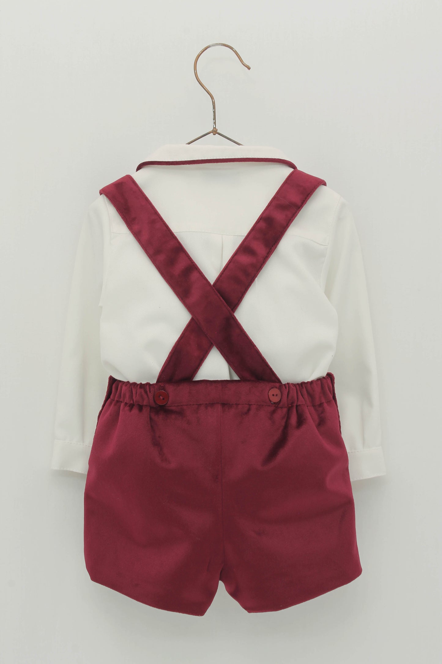 Pantalón tirantes terciopelo y camisa blanca