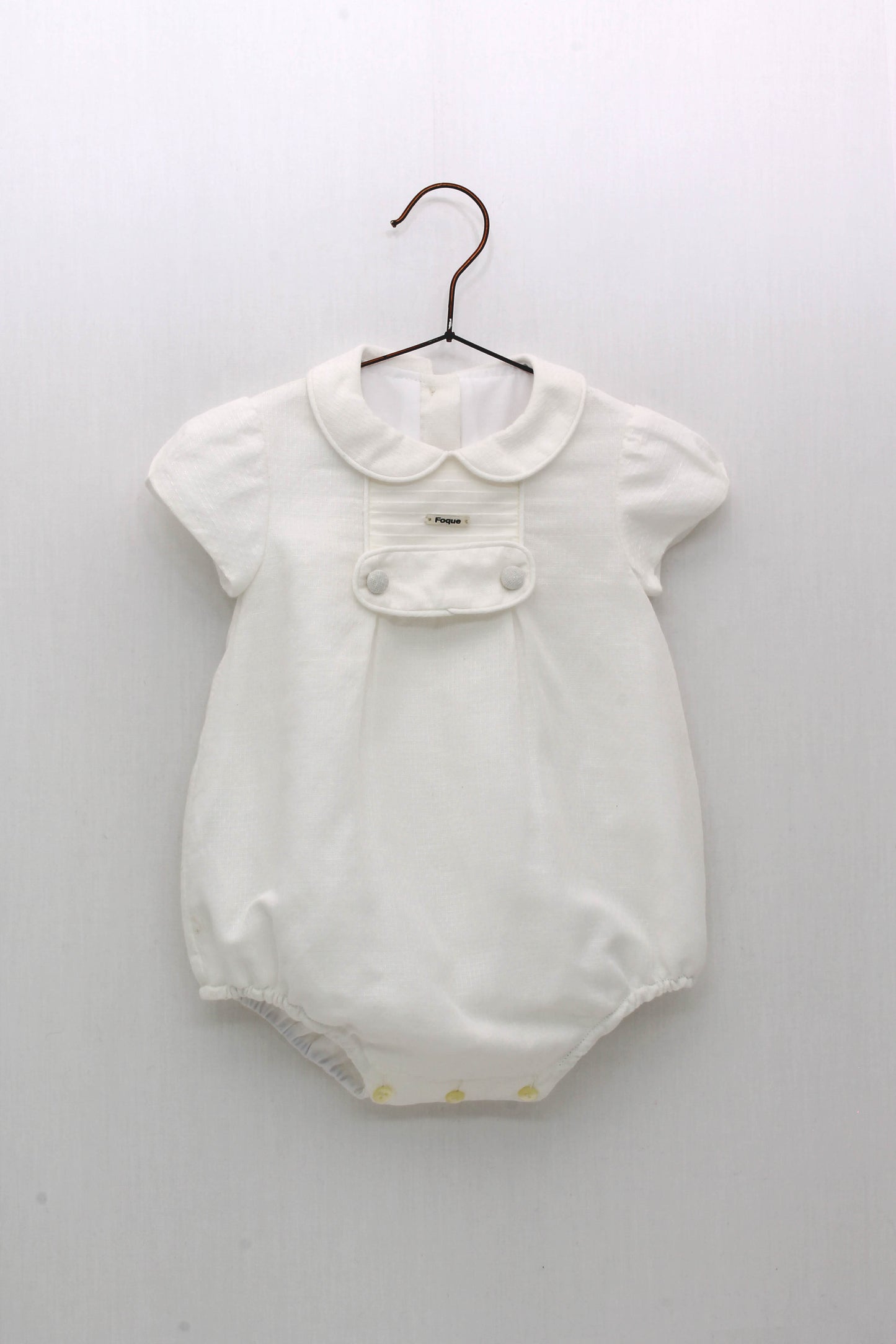Baby romper with piping at the neck