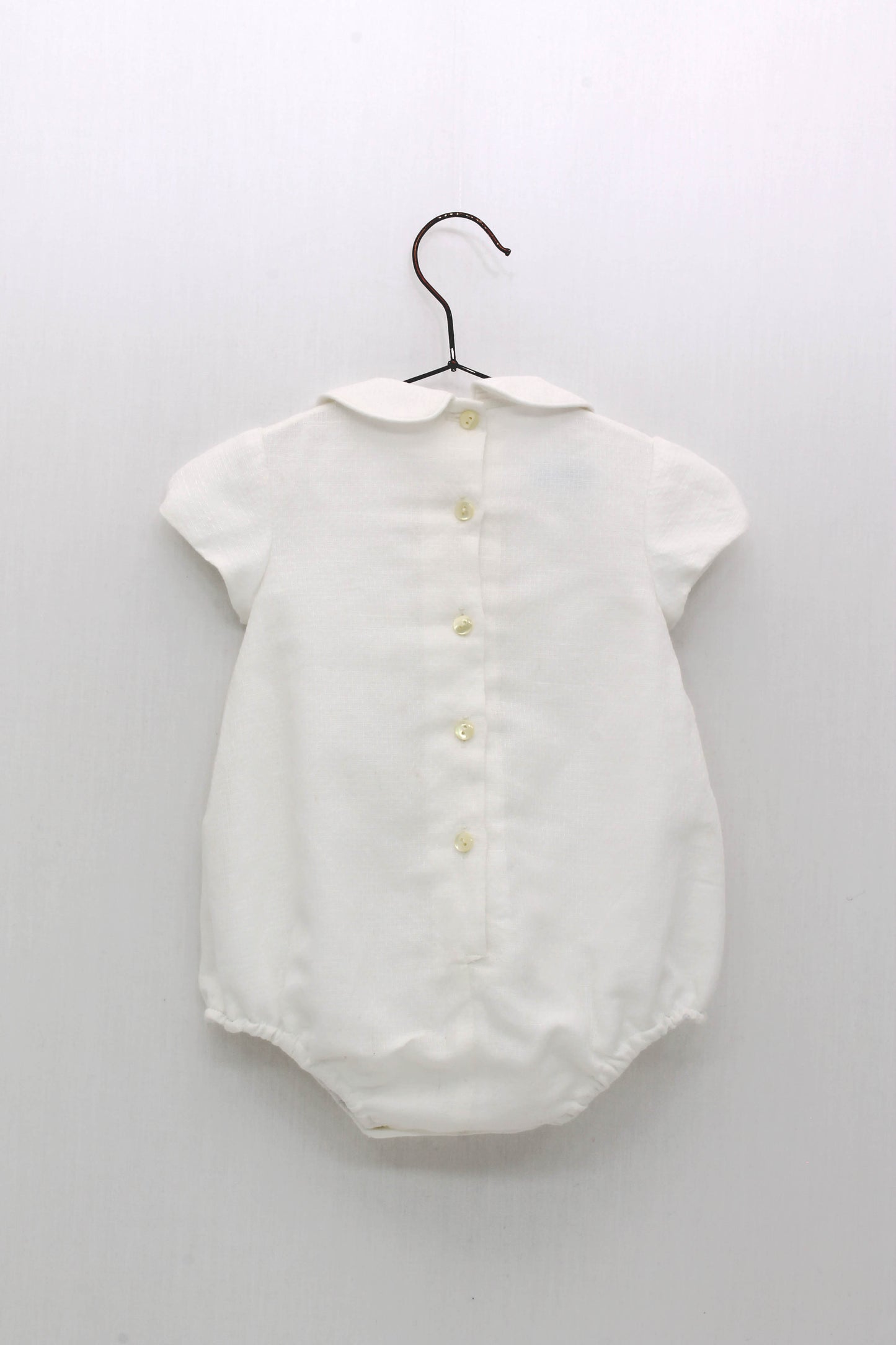 Baby romper with piping at the neck