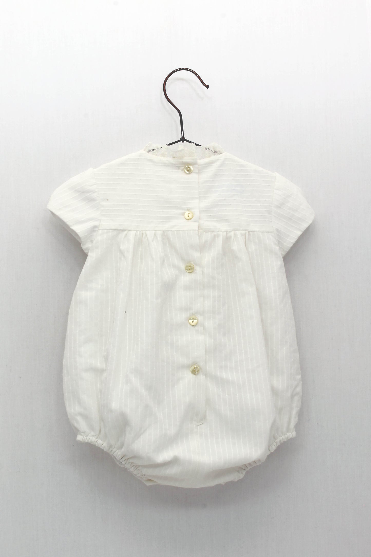 Pelele efecto raya cuello tul bordado