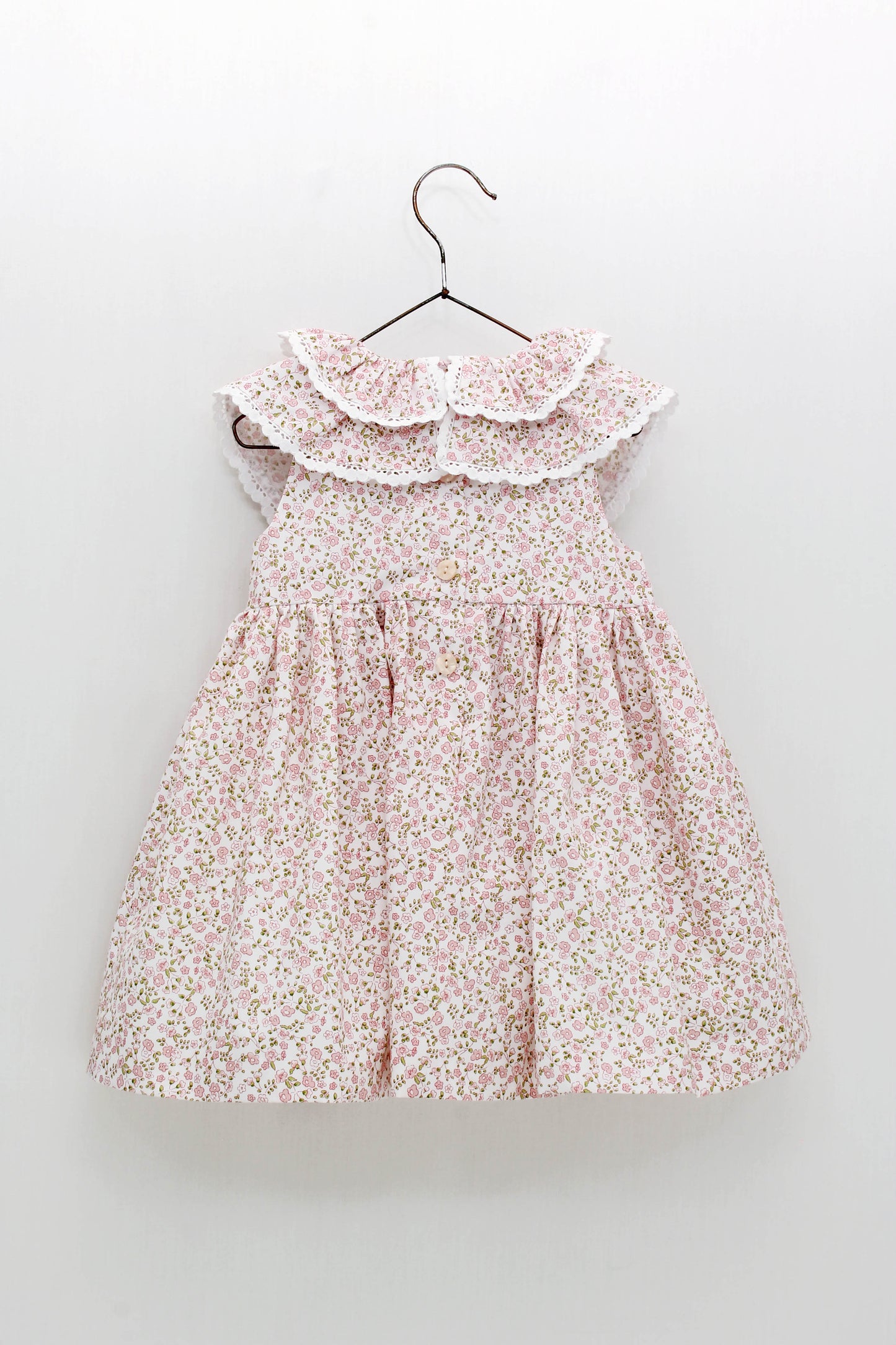 Vestido flores con volantes y capota