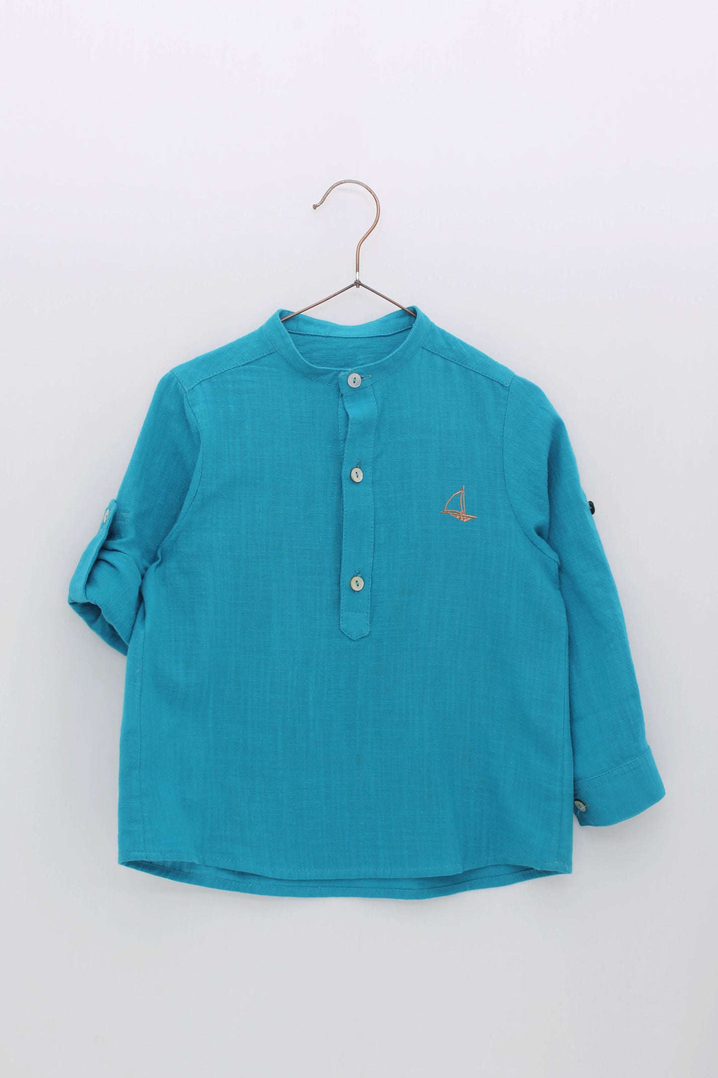 Conjunto camisa efecto bambula cuello mao y pantalón corto
