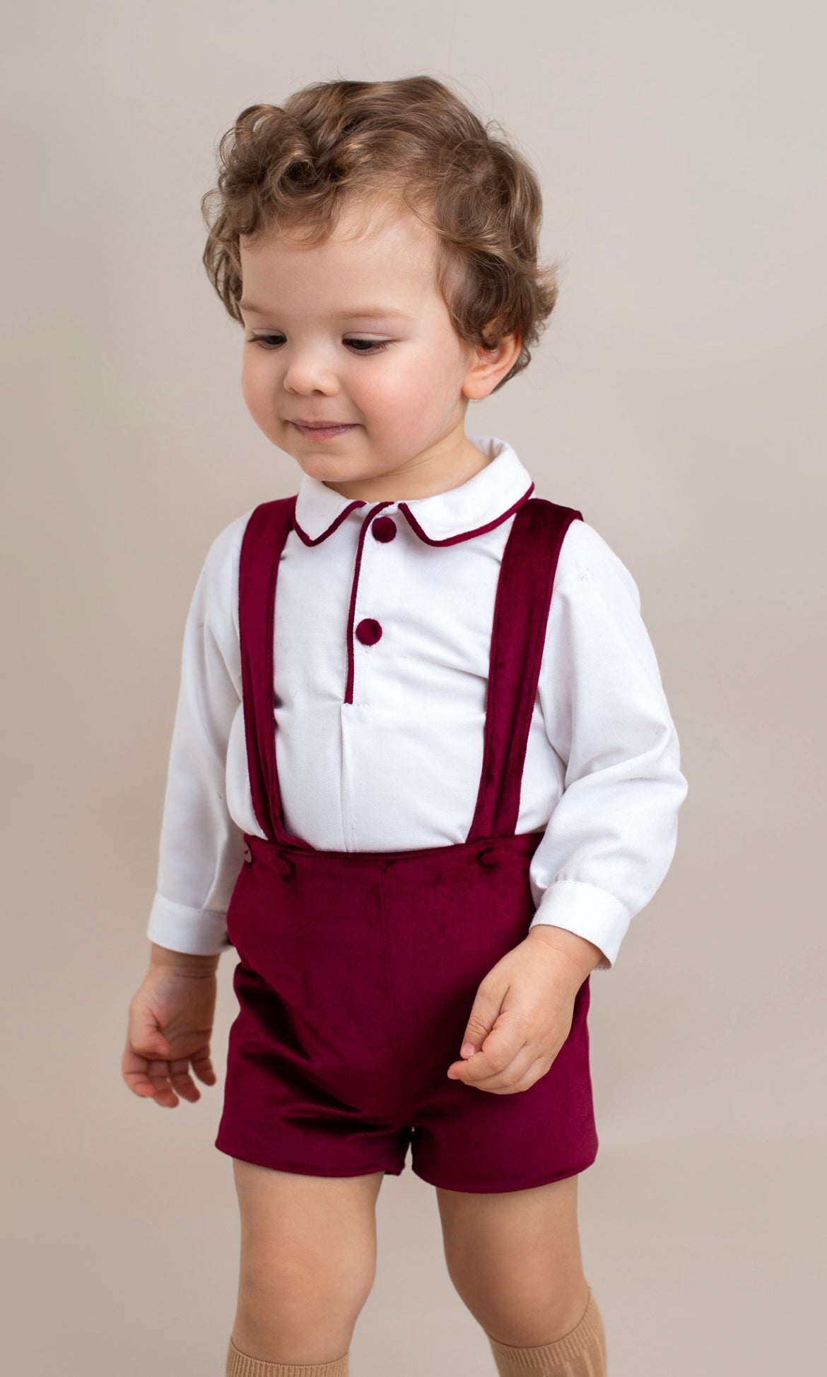 Pantalón tirantes terciopelo y camisa blanca