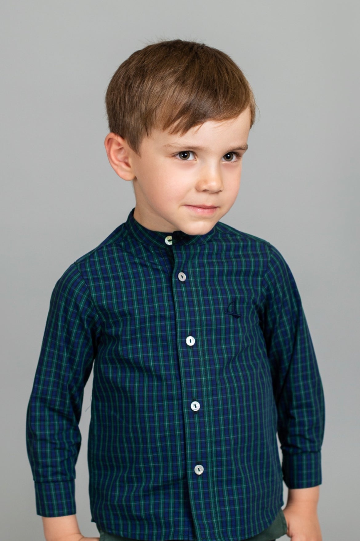 Camisa Cuello Mao Gold Y Pantalón Corto con Tirantes