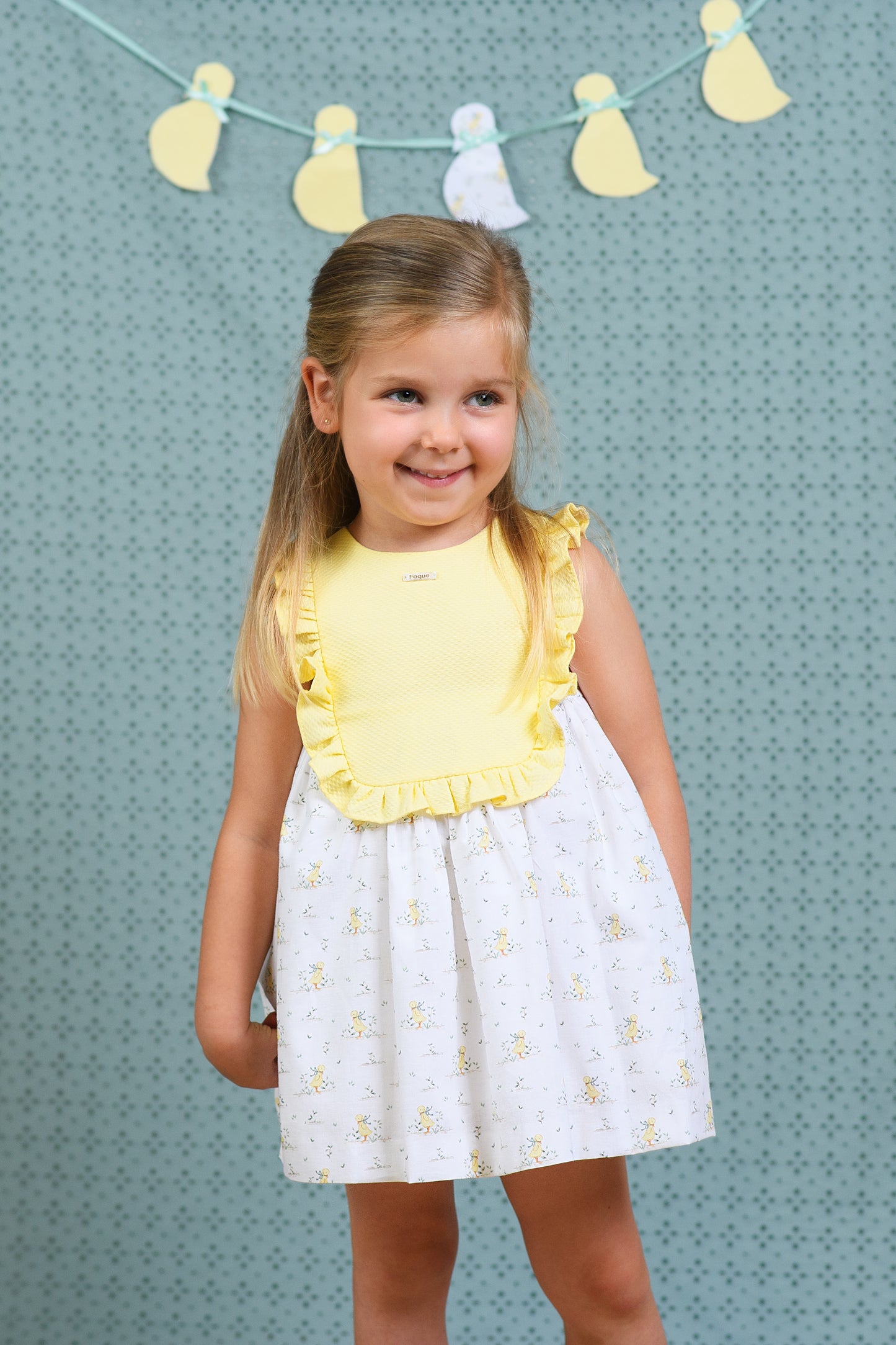 Vestido bebé niña estampado con pechera y volantes