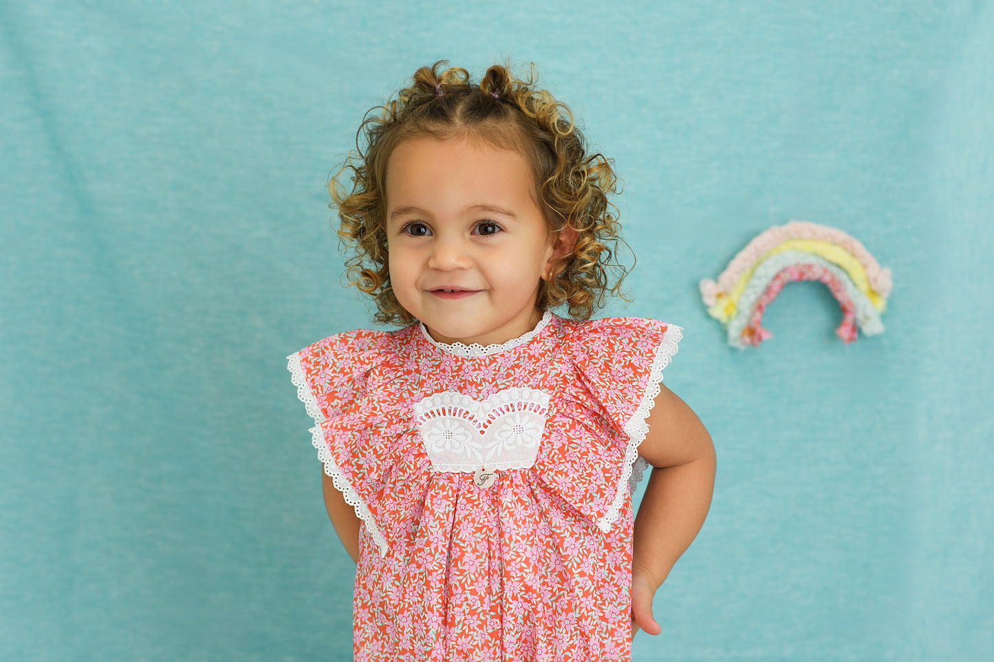 Pelele bebé niña estampado floral coral con encaje