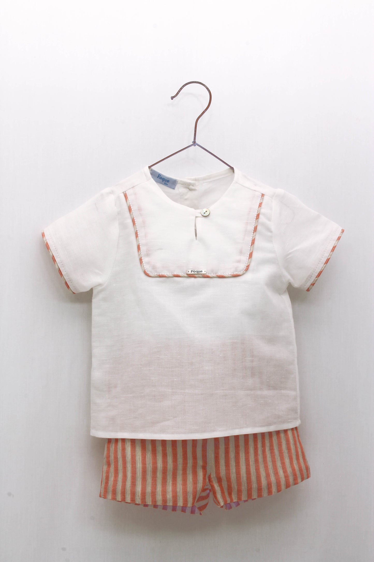 Linen set with a baker's collar shirt and striped shorts