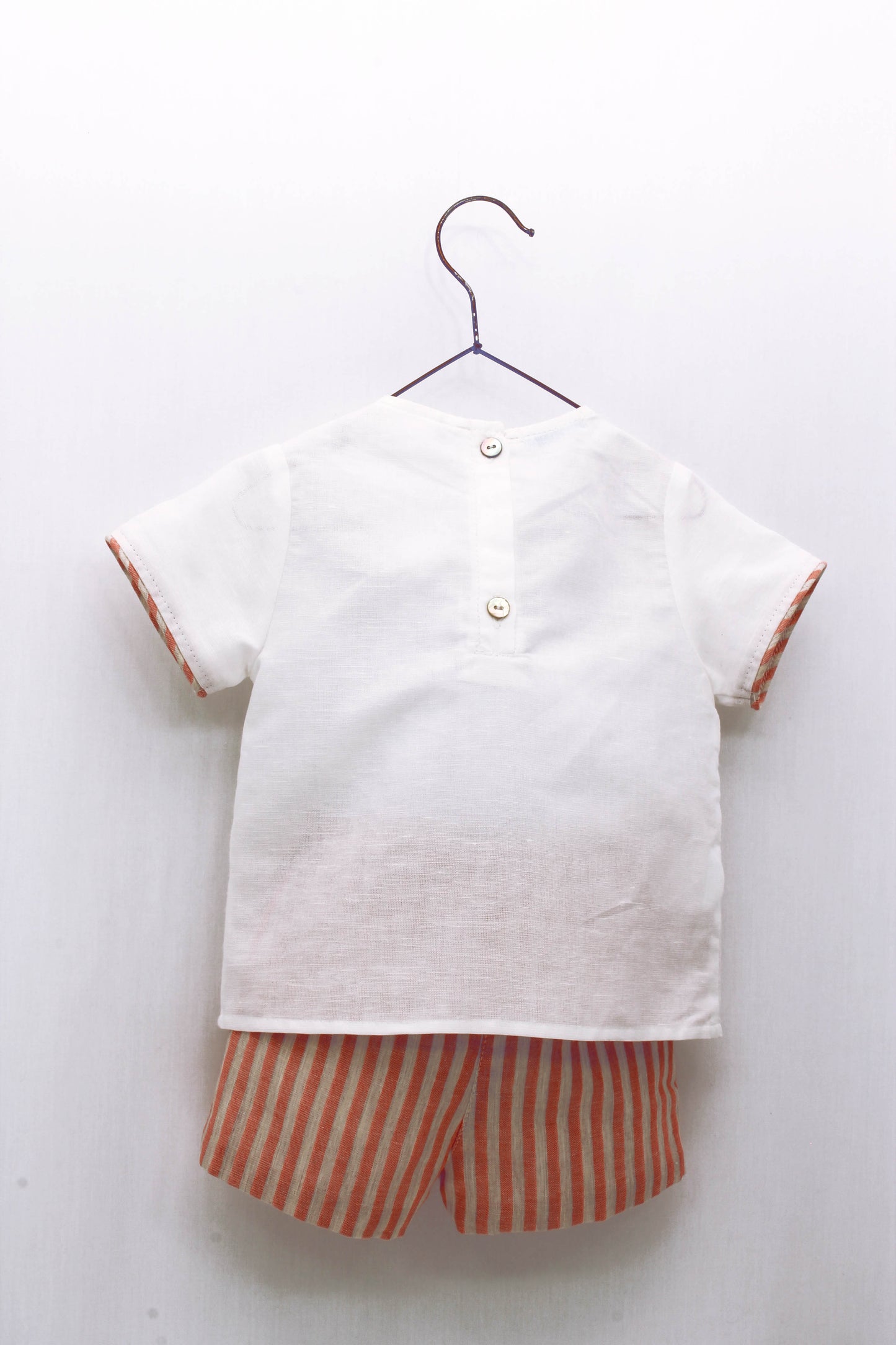 Linen set with a baker's collar shirt and striped shorts
