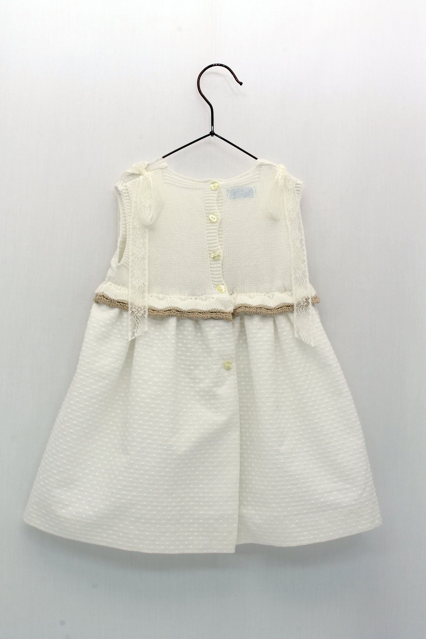 Vestido tipo faldón pechera de punto sin mangas