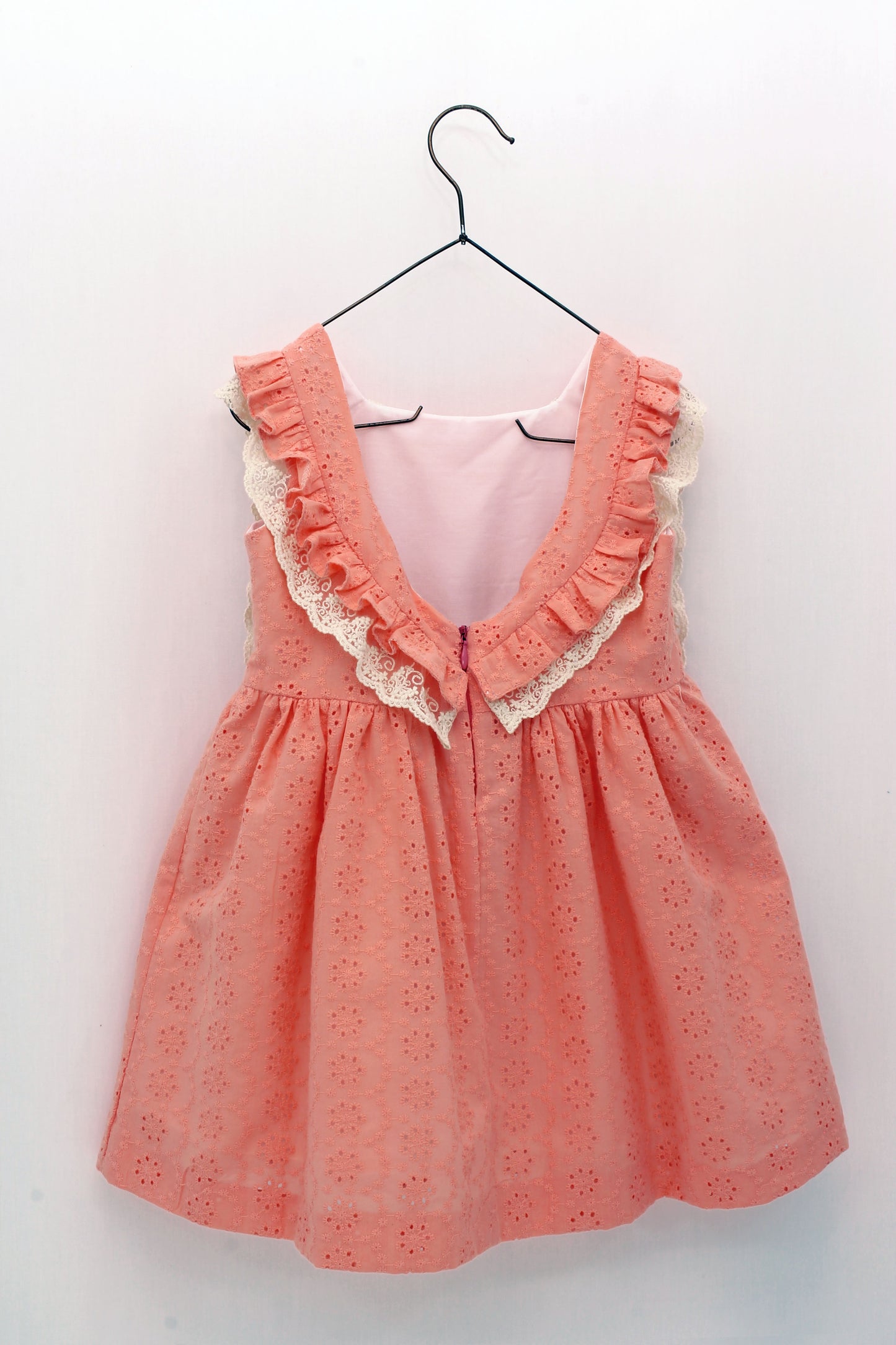 Vestido batista bordada con tul bordado en capacete
