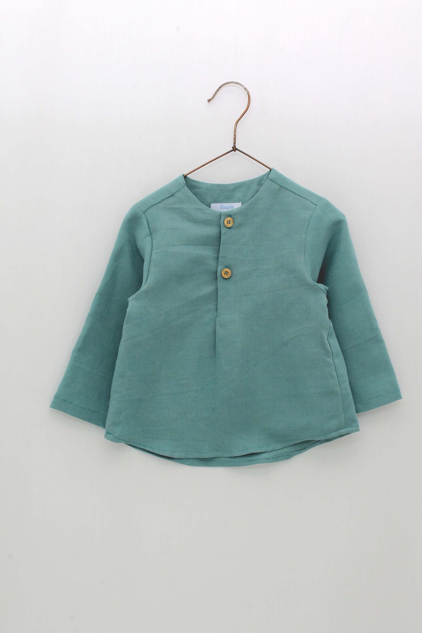 Conjunto Peto Lona Tirantes y Camisa Sin Cuello Botones Madera