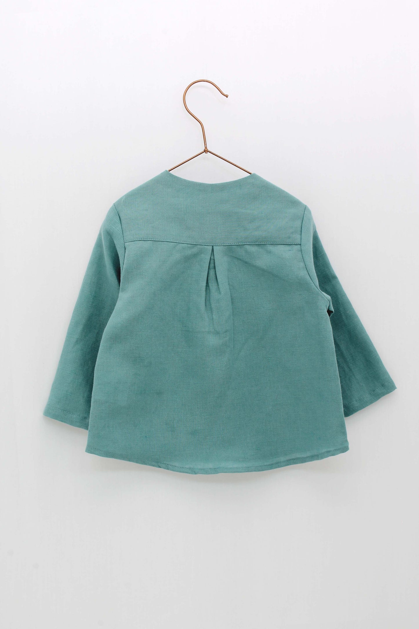 Conjunto Peto Lona Tirantes y Camisa Sin Cuello Botones Madera