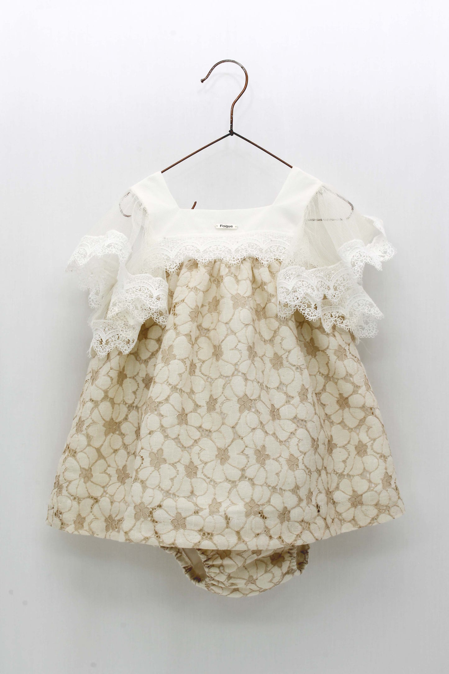 Little dress set with square neckline and tulle sleeves with bonnet
