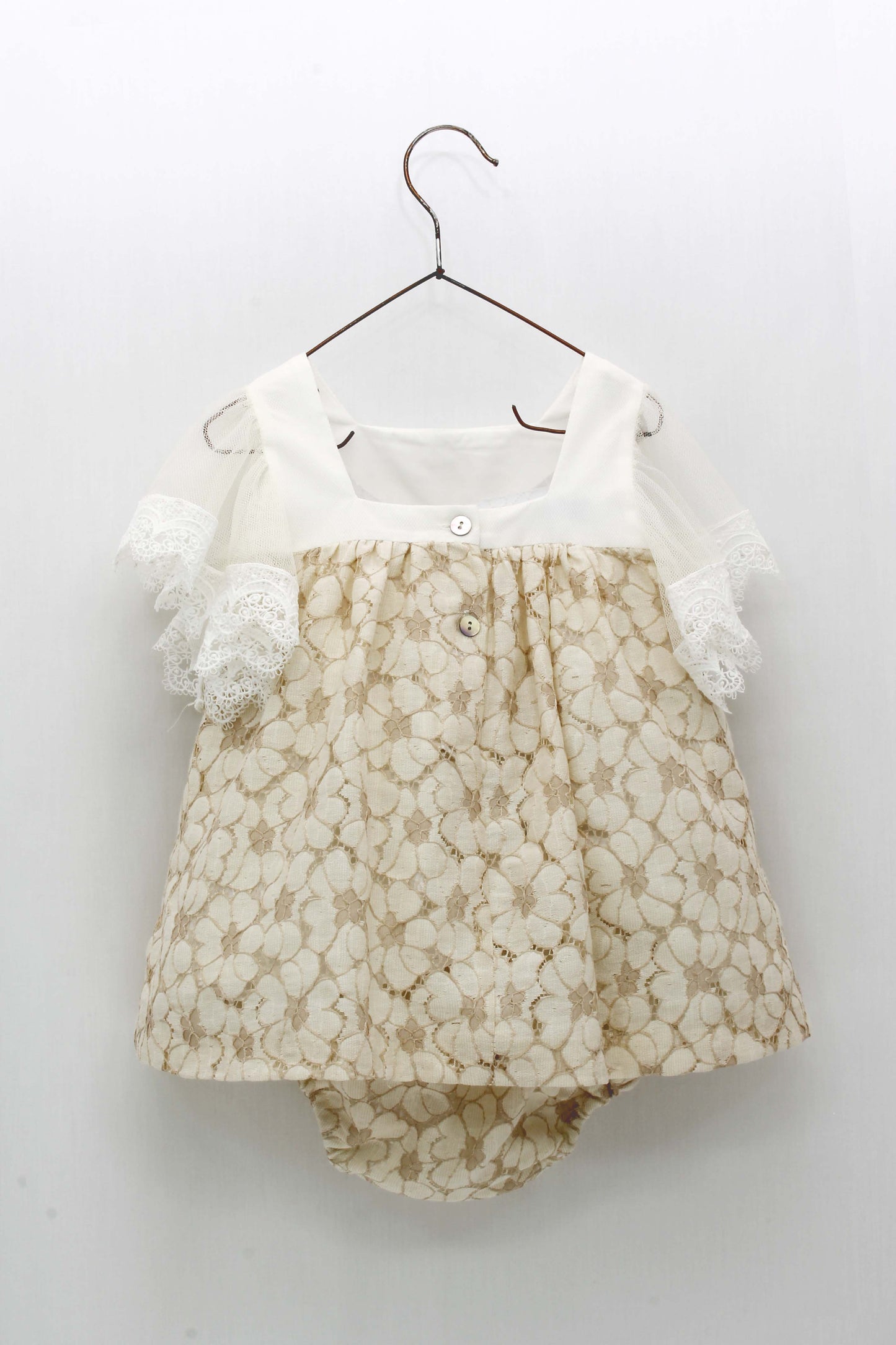 Little dress set with square neckline and tulle sleeves with bonnet