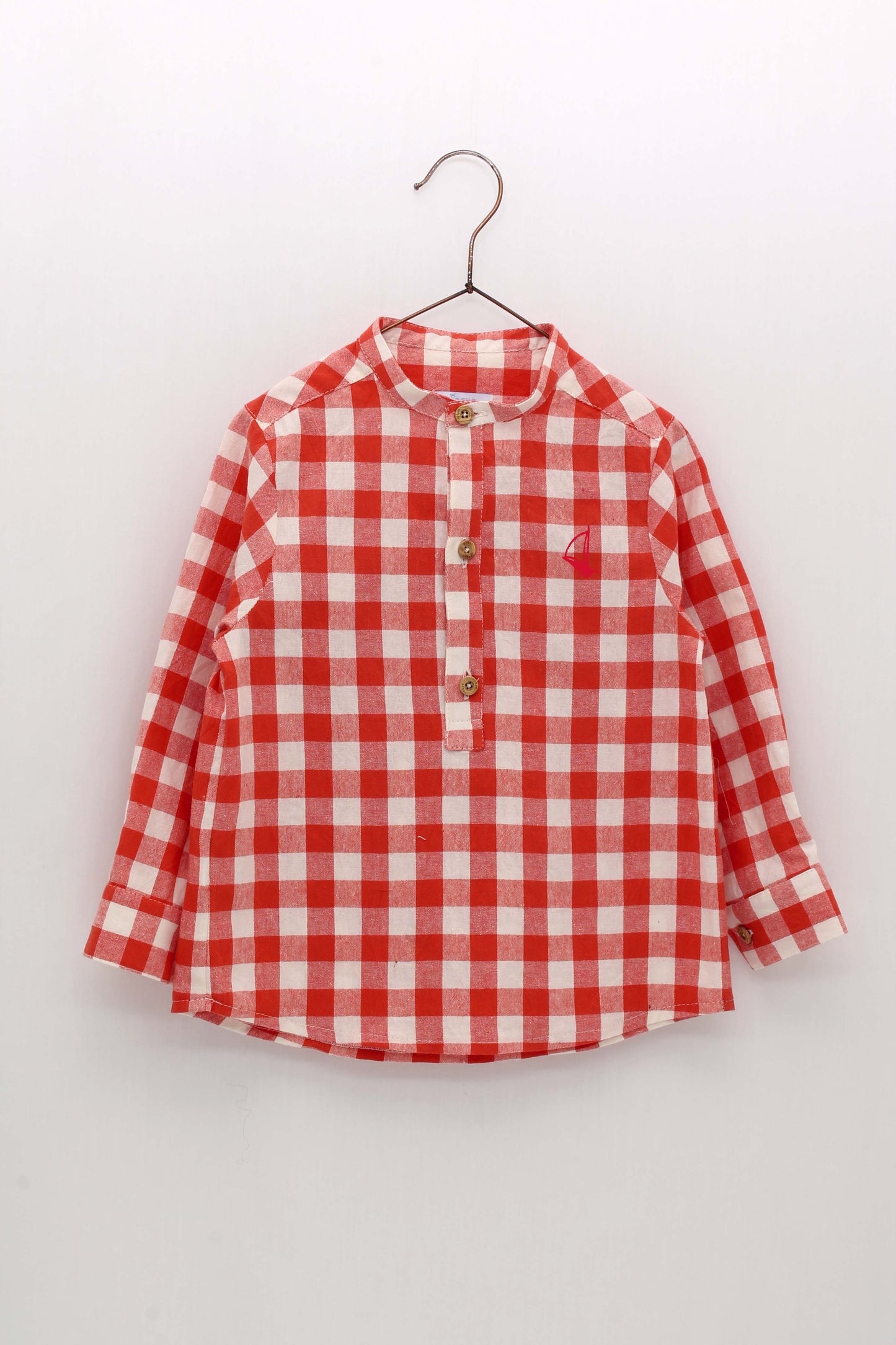 Set of a boy's shirt with a red gingham check mao collar and white shorts