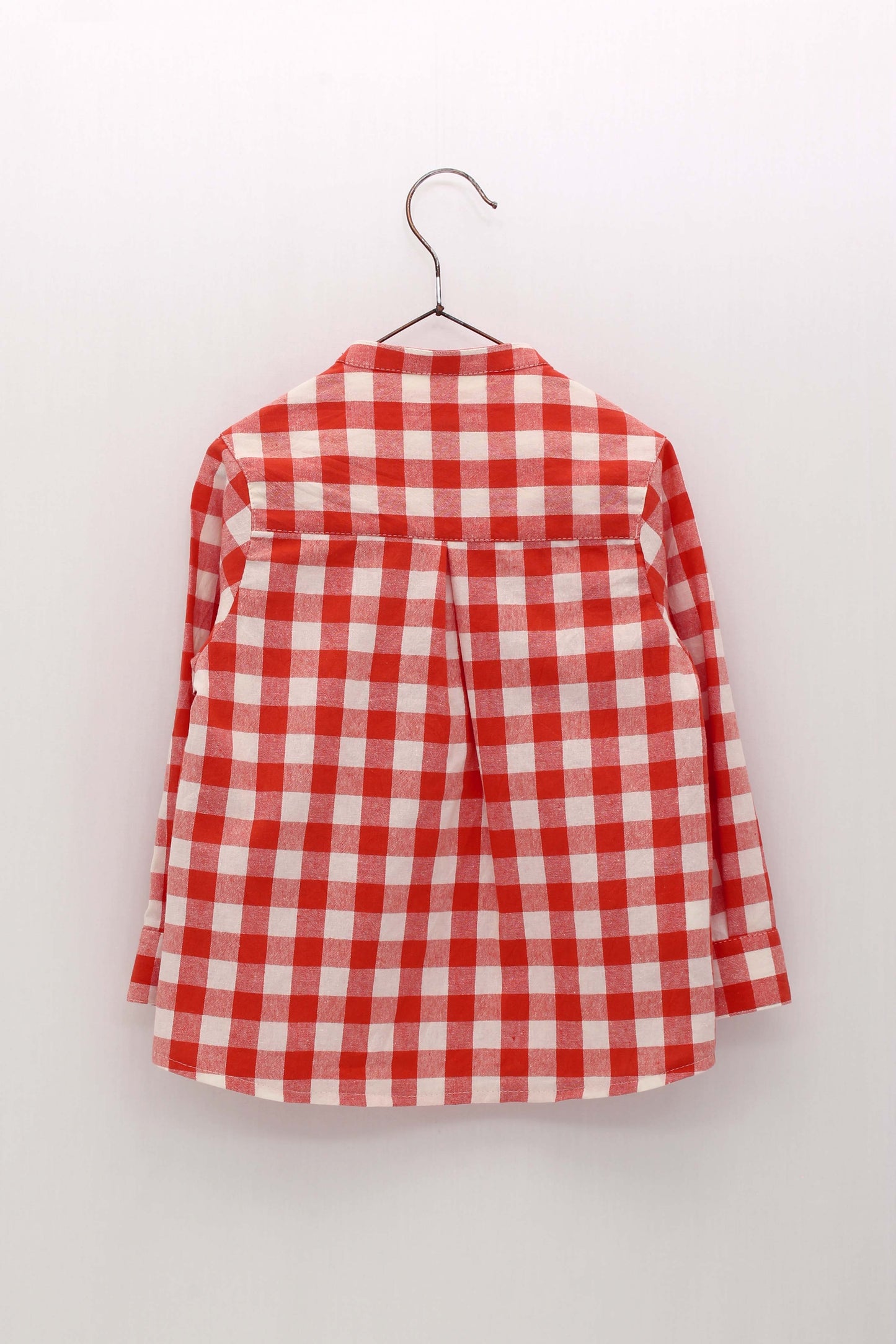 Set of a boy's shirt with a red gingham check mao collar and white shorts