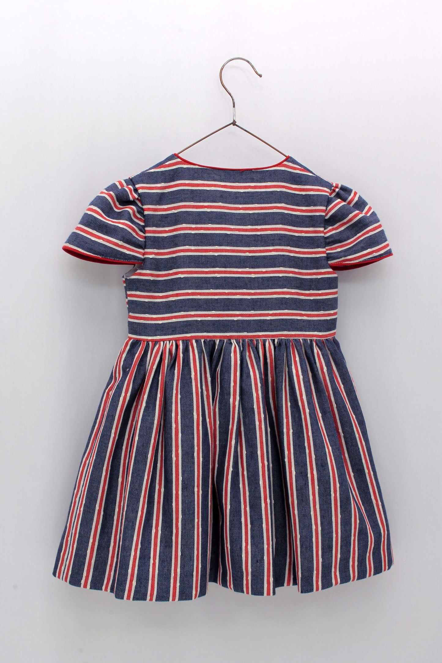 Vestido Rayas De Corte Cintura Con Escote Pico Doble Abotonadura