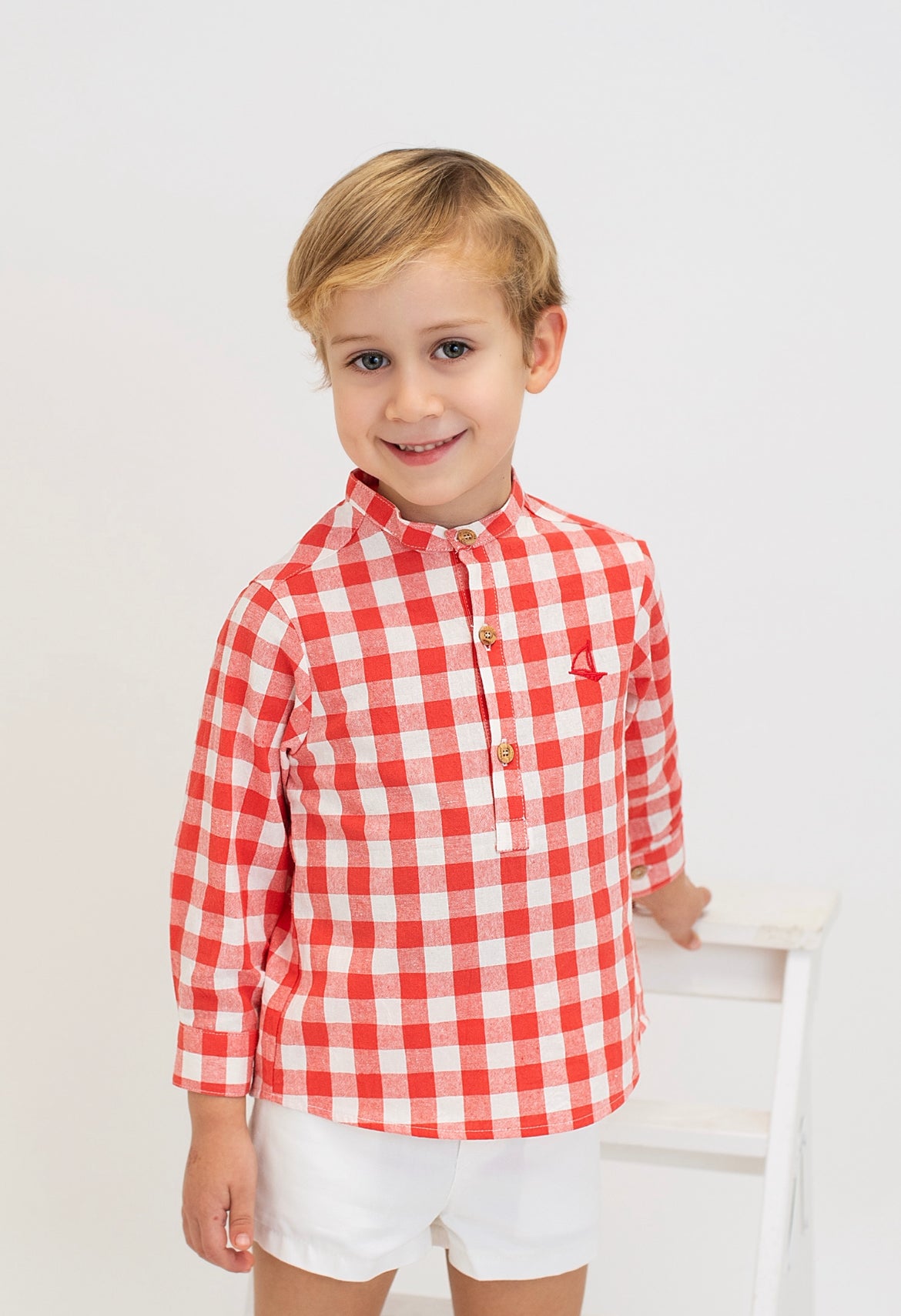 Set of a boy's shirt with a red gingham check mao collar and white shorts