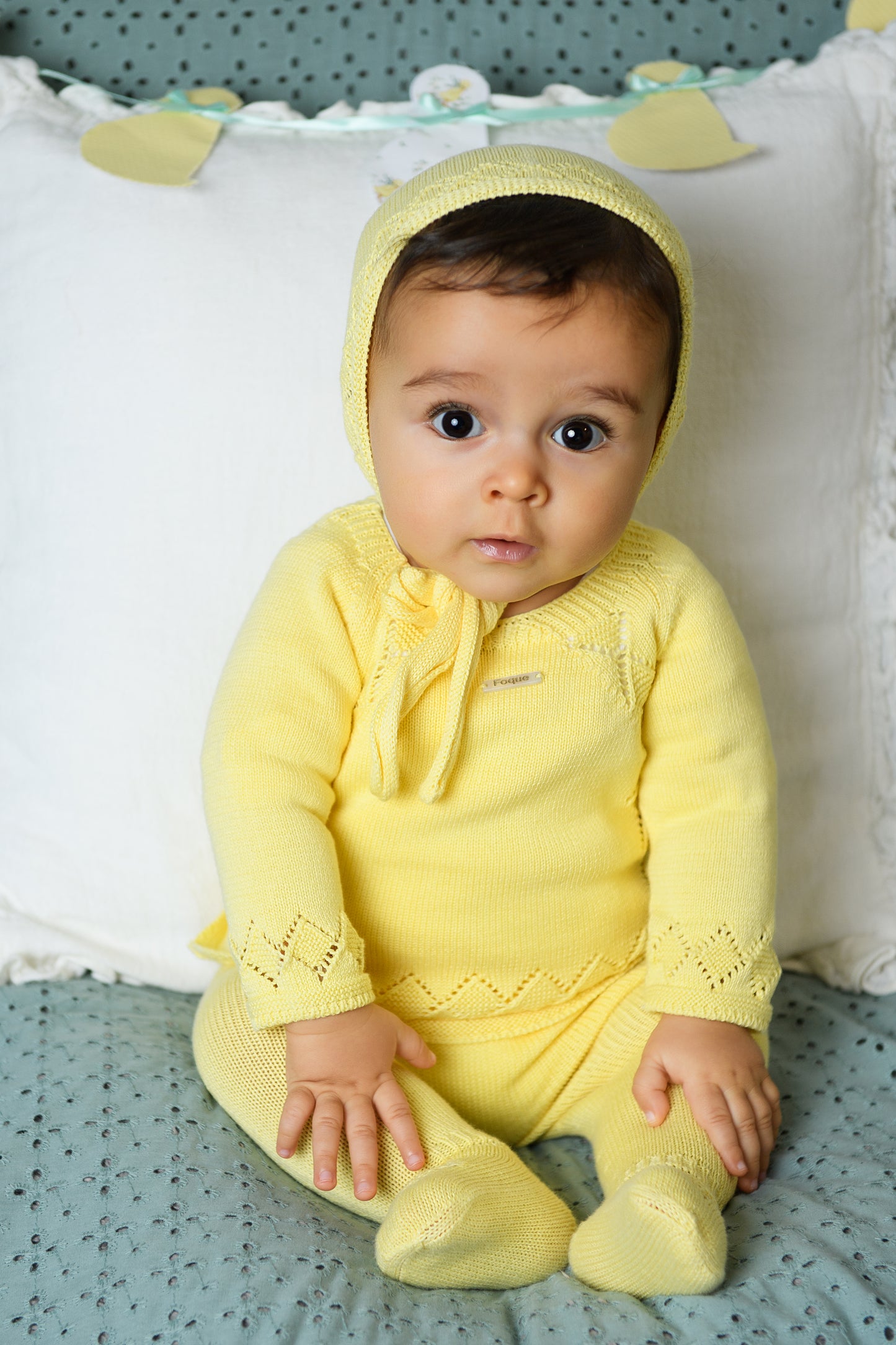 Conjunto bebé de punto amarillo con calado