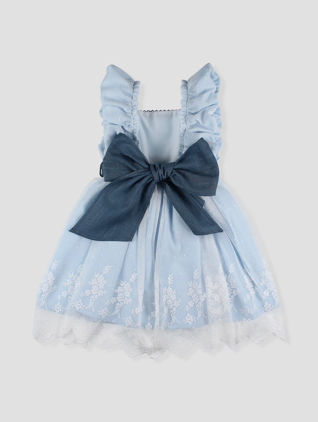 Vestido con tul bordado y lazo en contraste azul