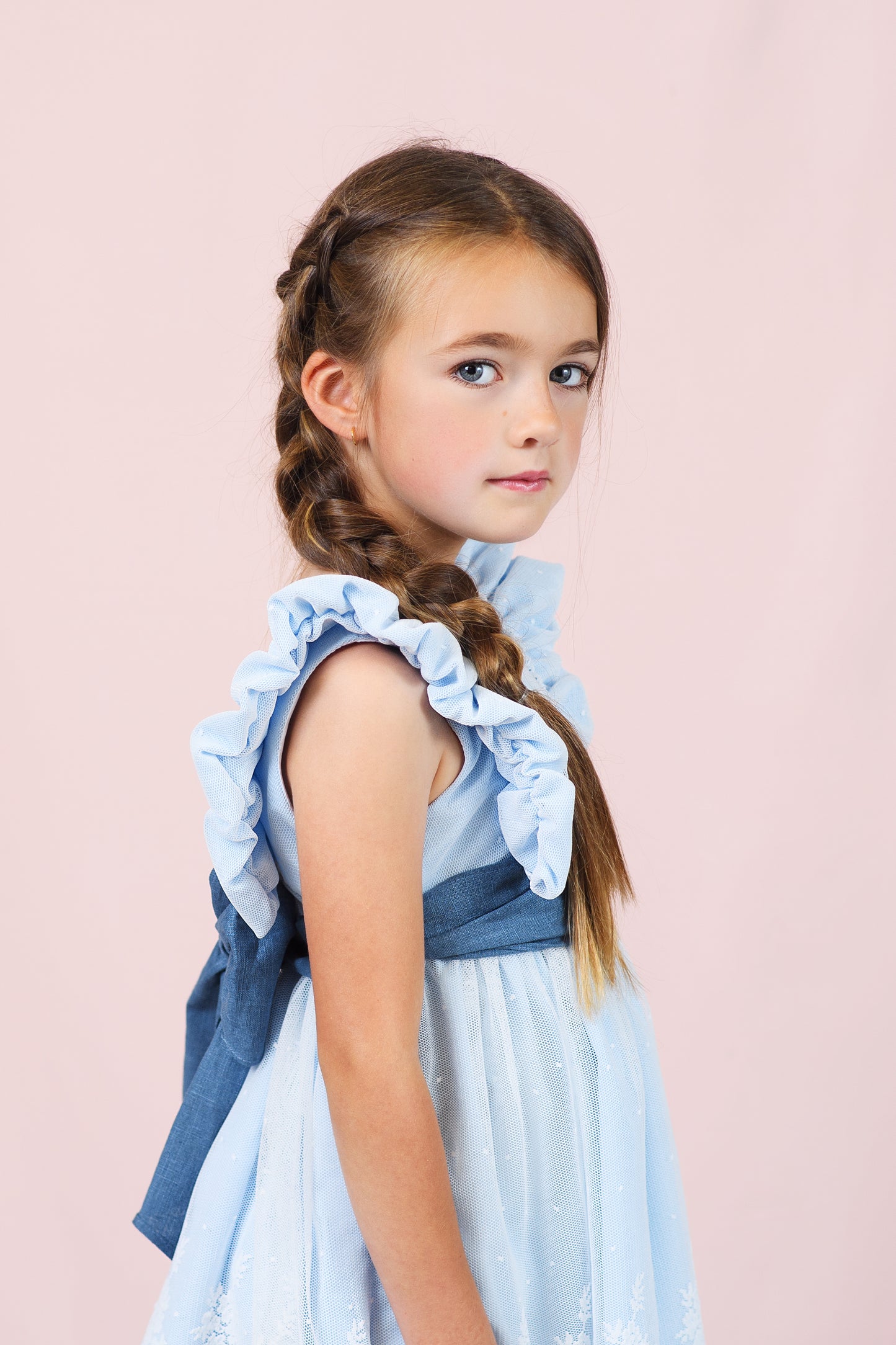 Vestido con tul bordado y lazo en contraste azul