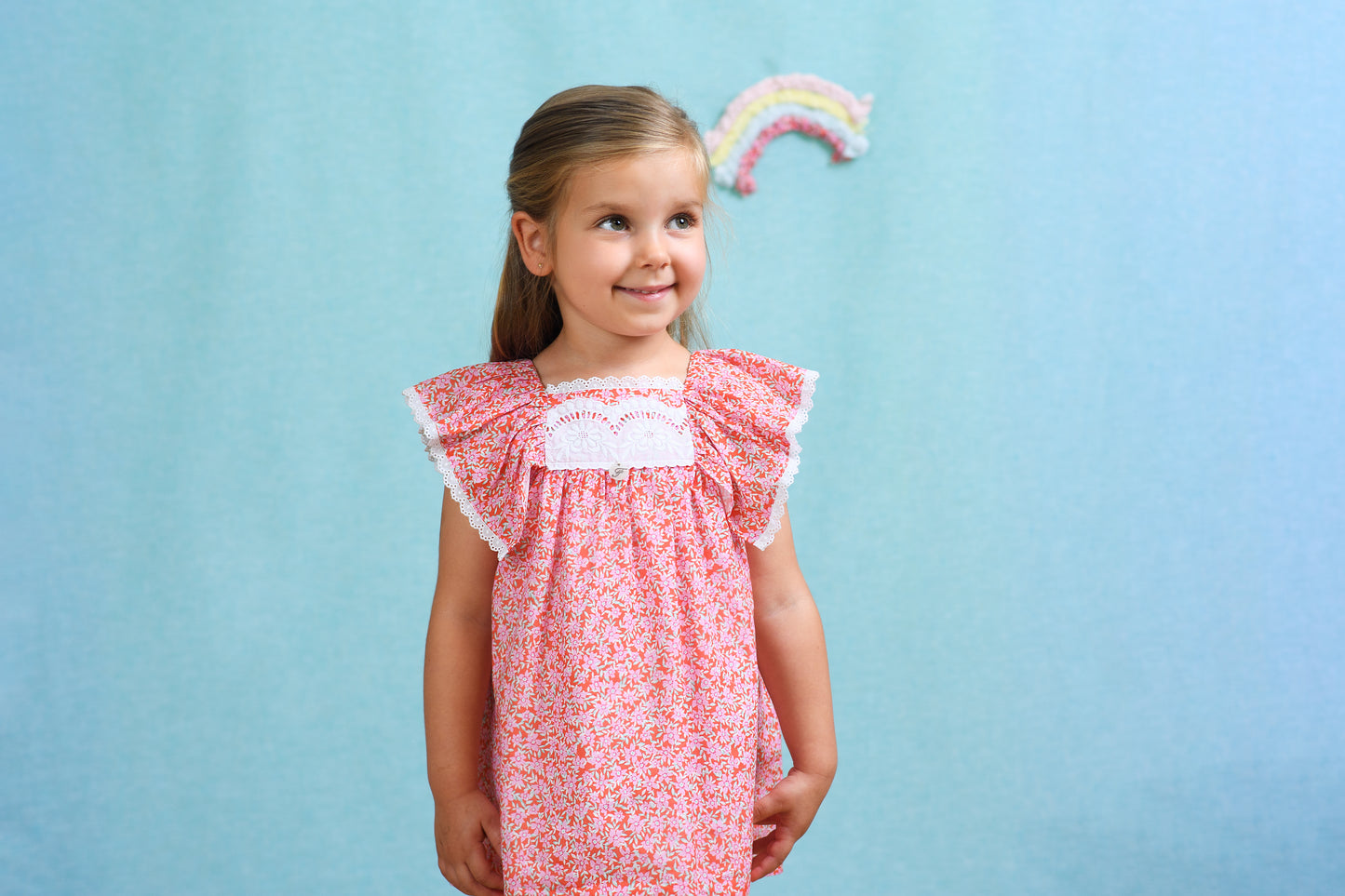 Vestido bebé niña estampado floral coral con encaje