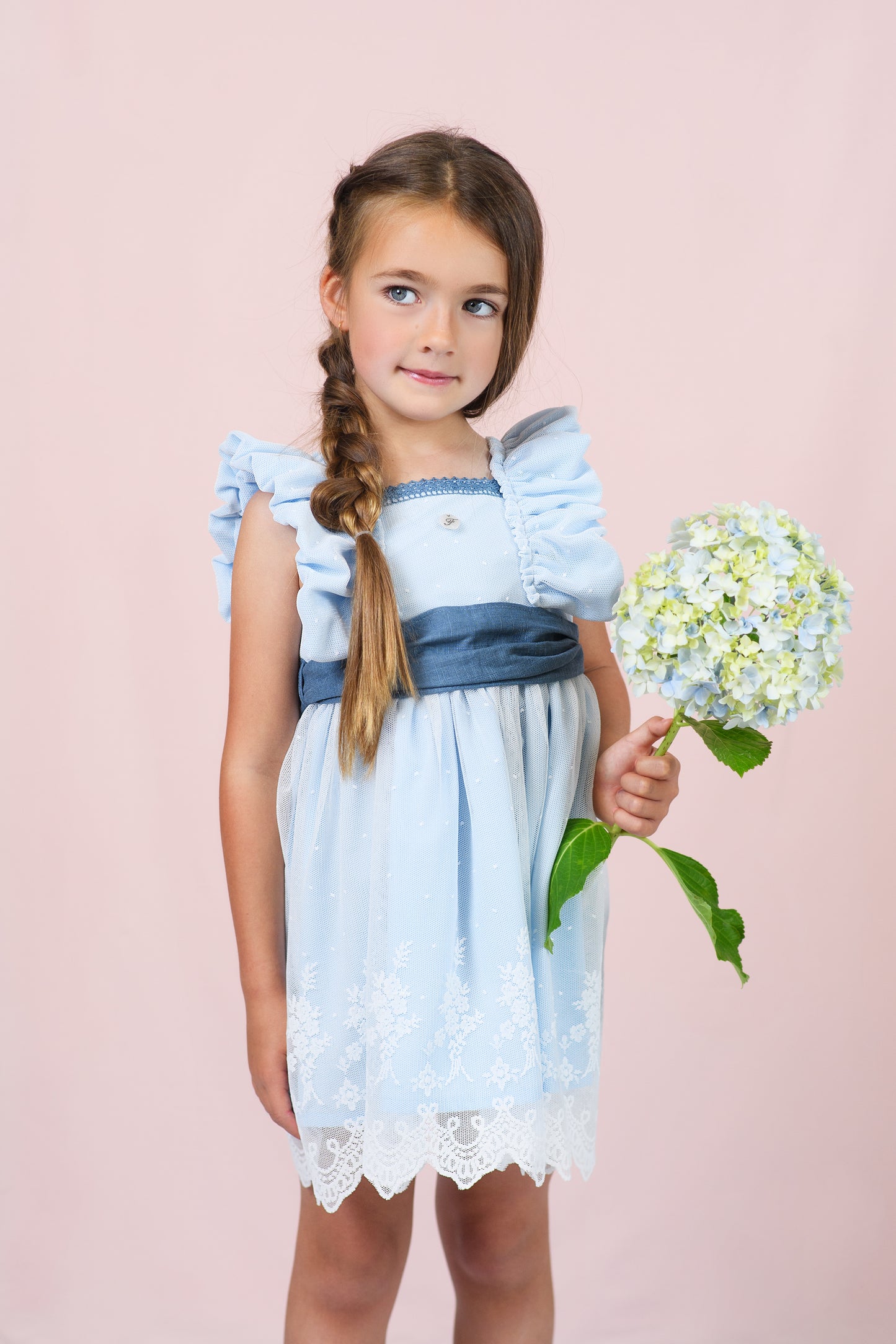 Vestido con tul bordado y lazo en contraste azul