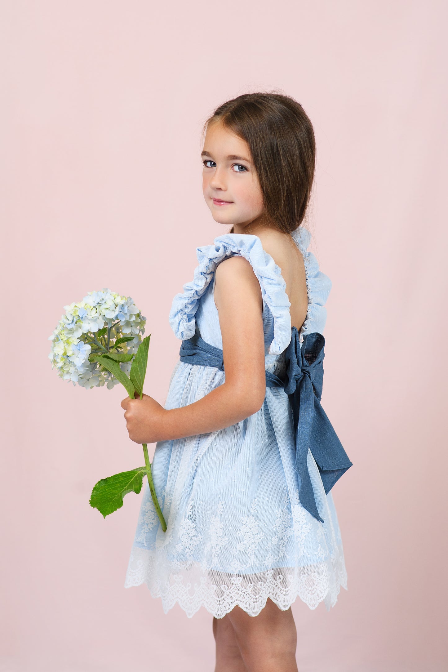 Vestido con tul bordado y lazo en contraste azul