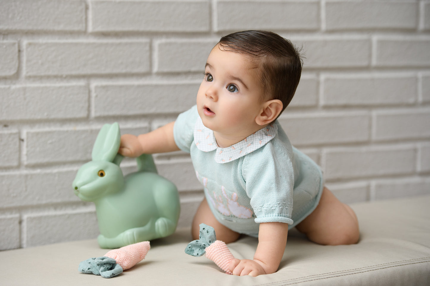 Conjunto bebé punto celeste con conejitos