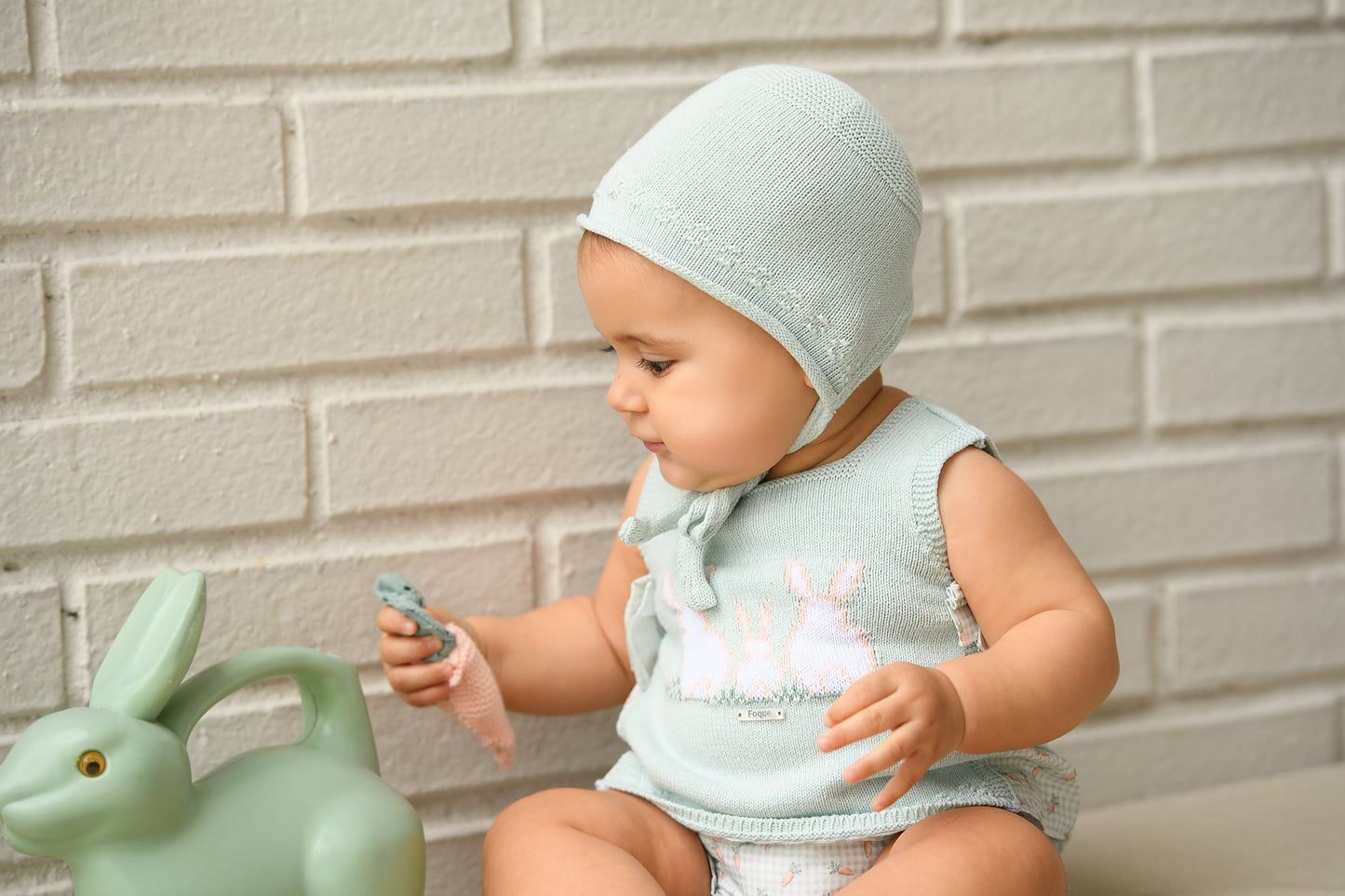 Conjunto bebé niña punto celeste con lazos y conejitos con capota