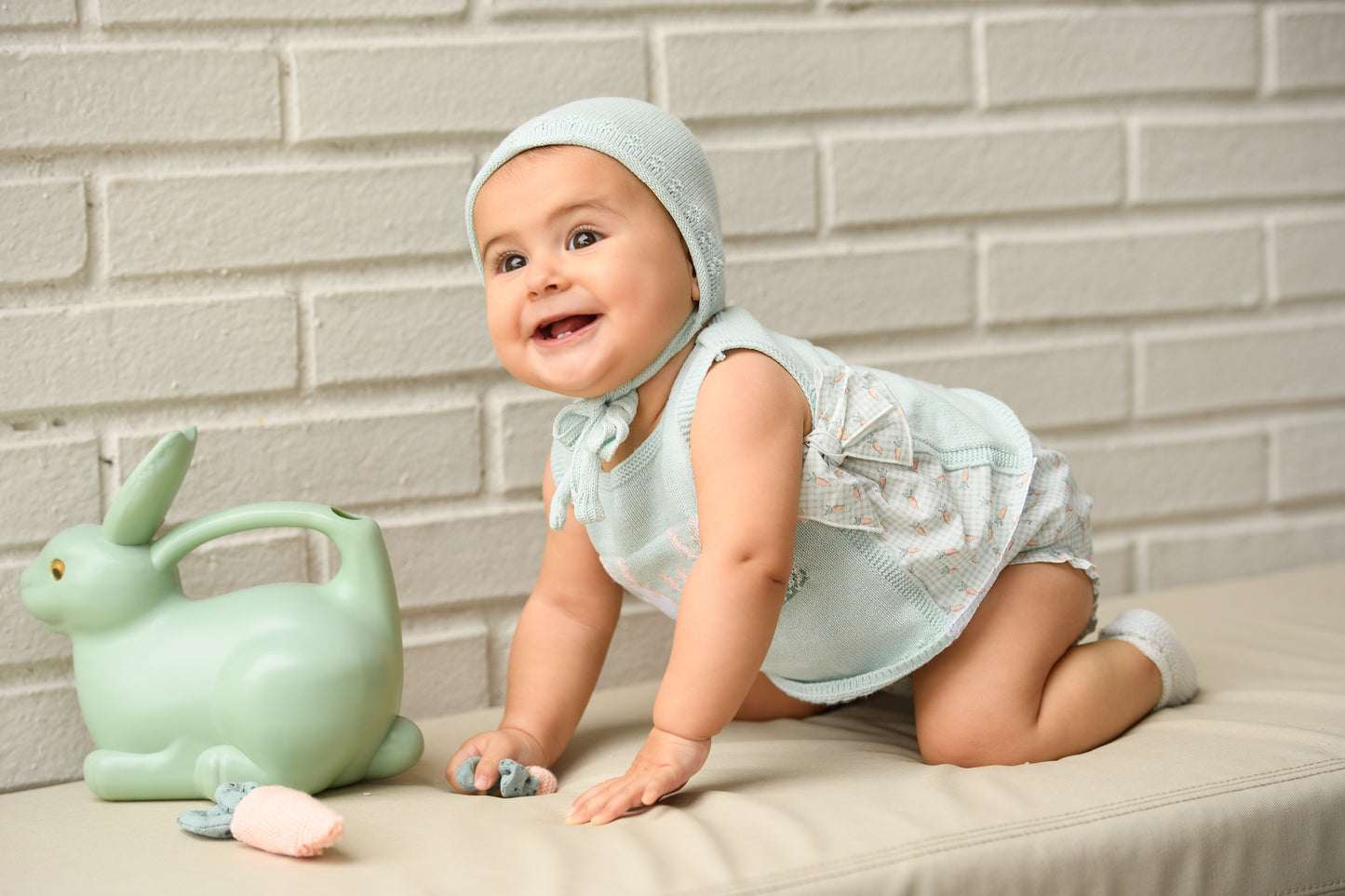 Conjunto bebé niña punto celeste con lazos y conejitos con capota