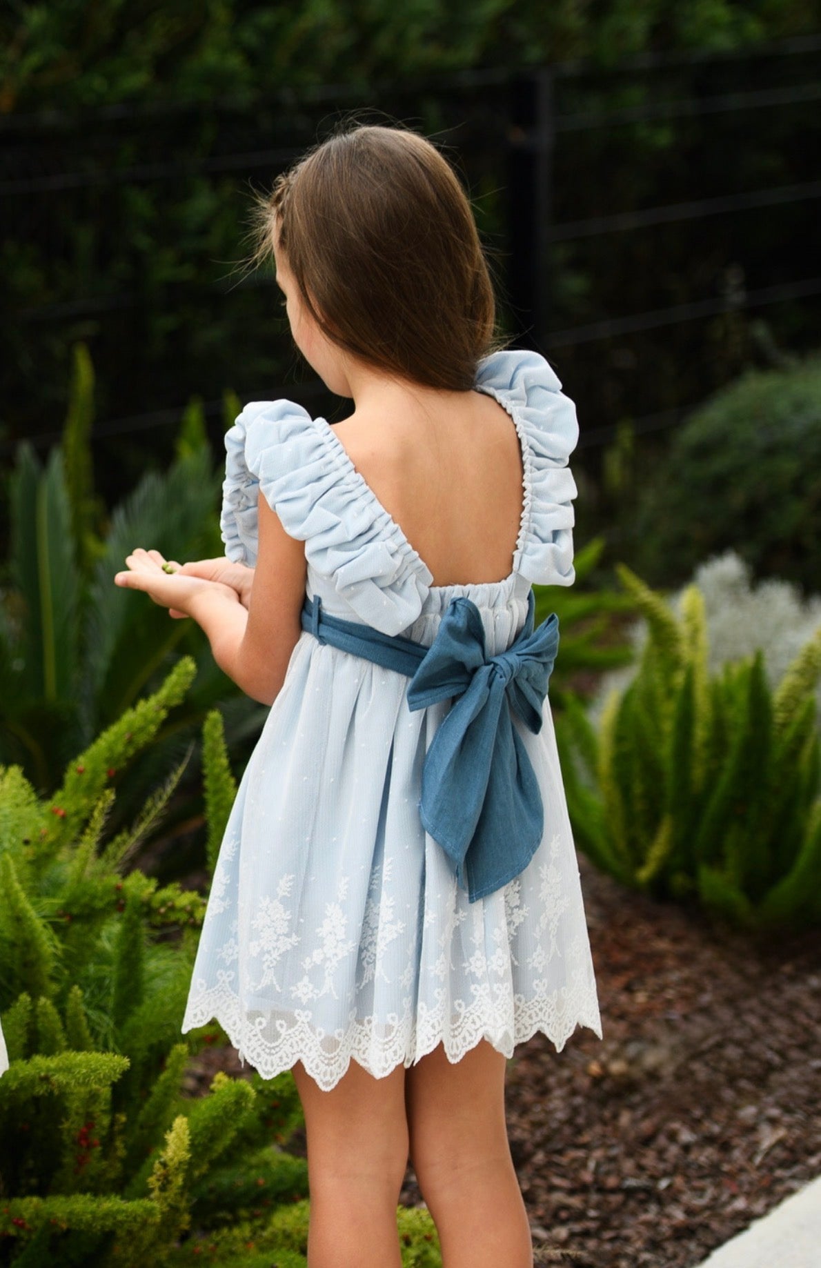 Vestido con tul bordado y lazo en contraste azul