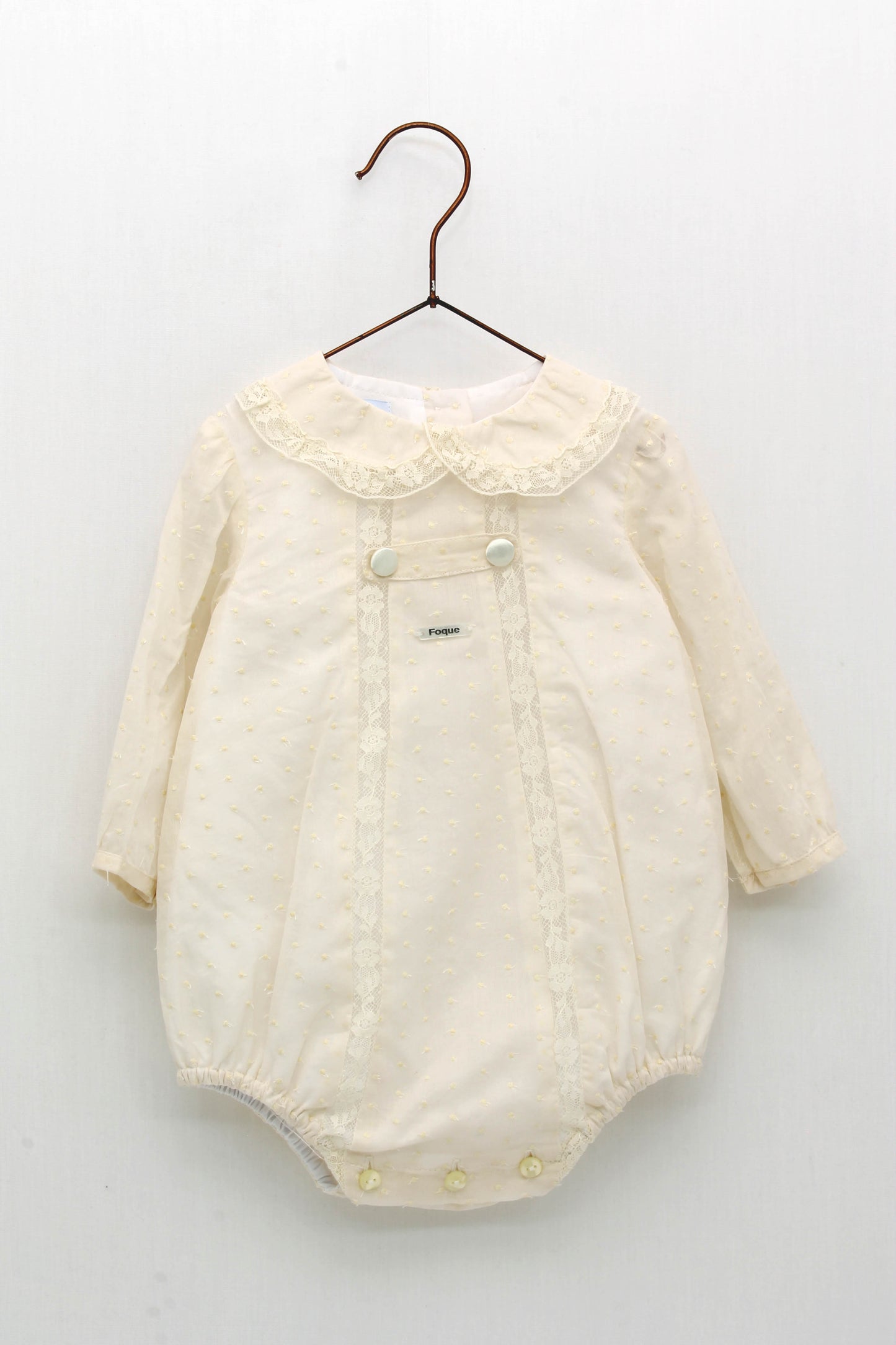 Baby romper with embroidered bodoque neck