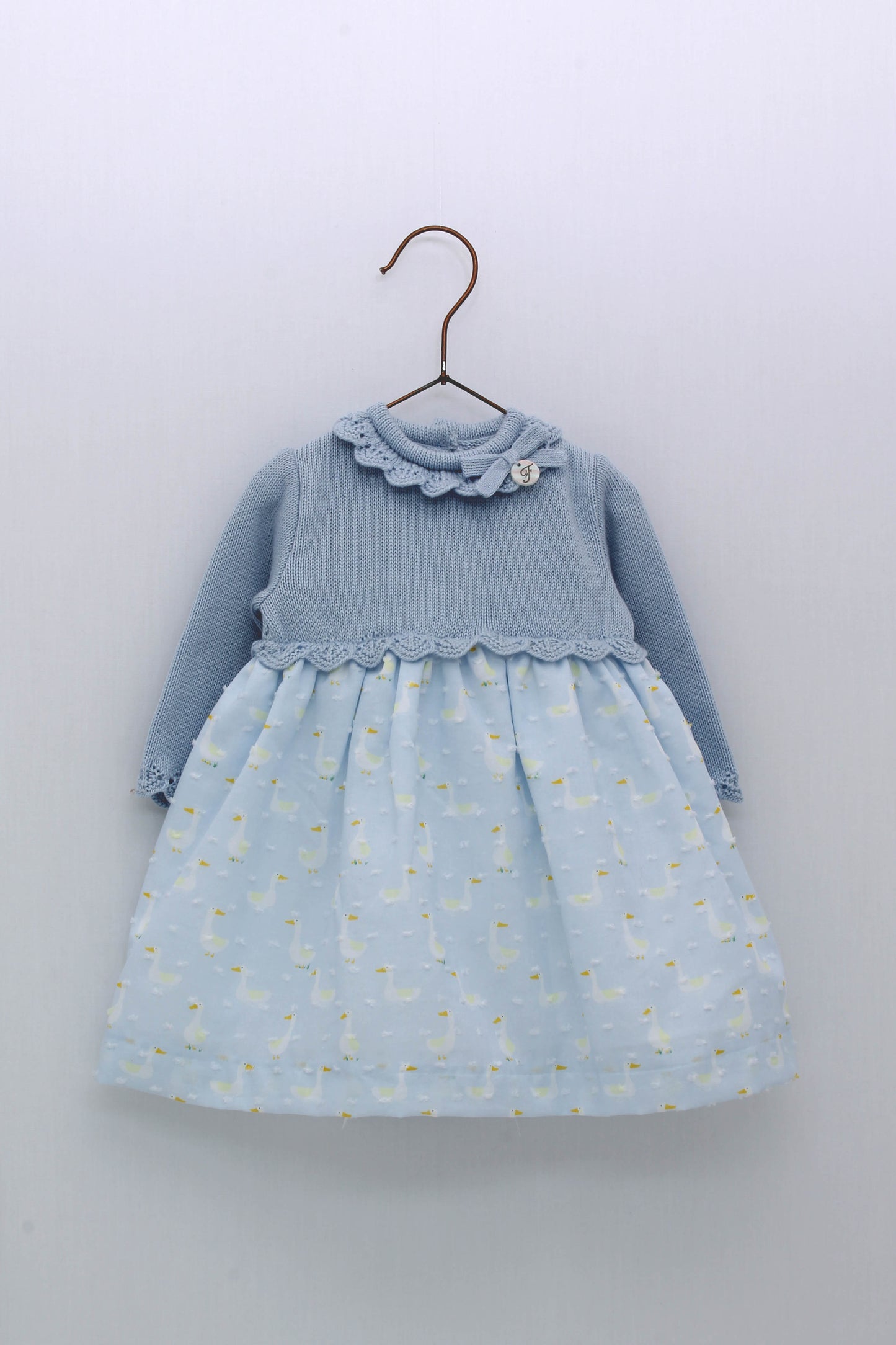 Skirt-type dress with knitted collar